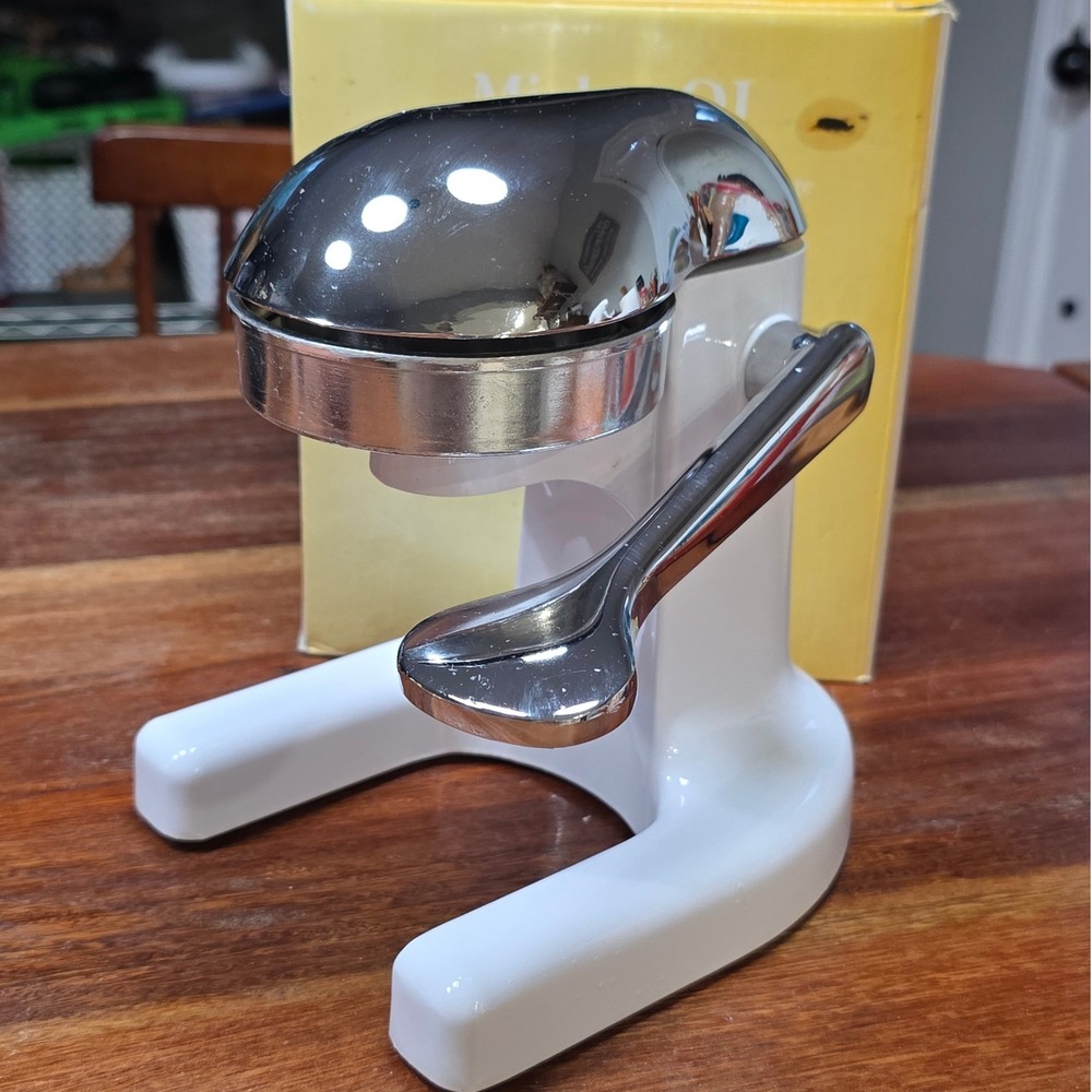 Metrokane Mighty OJ Manual Citrus Juicer White Chrome Retro Hand Press Juicer